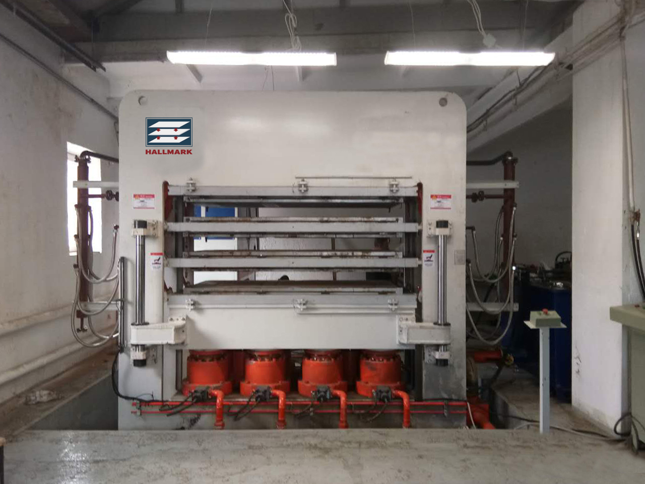 Automatische Türhautpressemaschine
